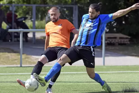 Im Hinspiel waren Kadir Seckin (rechts) und Eintracht Lambsheim immer einen Schritt schneller als Yusuf Köksal und der TuS Ogger