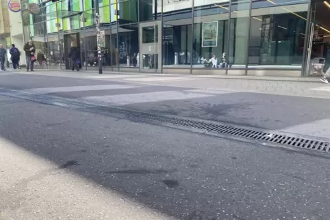 Unappetitlich: Die Fruchthallstraße ist mit festgeklebten Kaugummis übersät. 