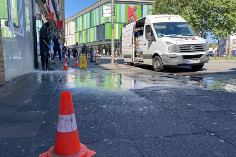 Mit Hochdruck wird hier an dem Kaugummi-Problem gearbeitet. 