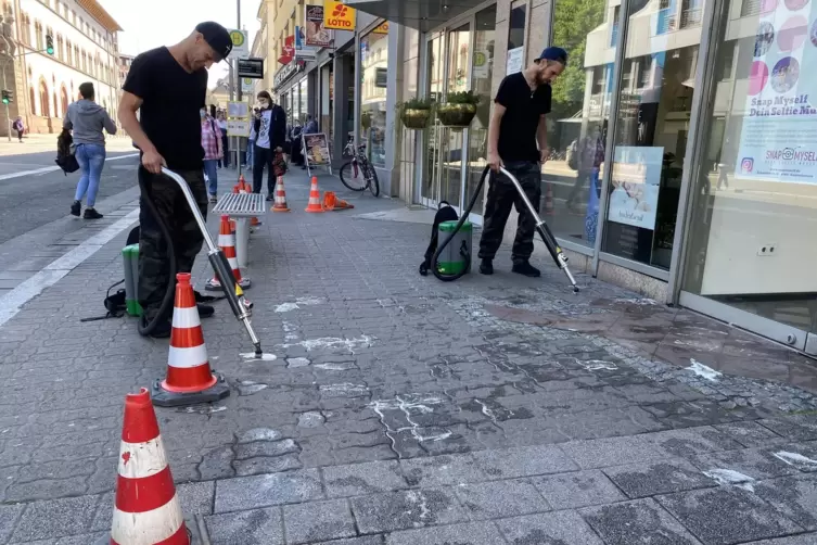Die punktuelle Kaugummi-Entfernung mit Hitze und einem Getreide-Zucker-Gemisch.
