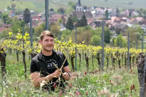 Jim Weis mit allem, was er liebt: seine Drumsticks, sein Wein und Göcklingen. 