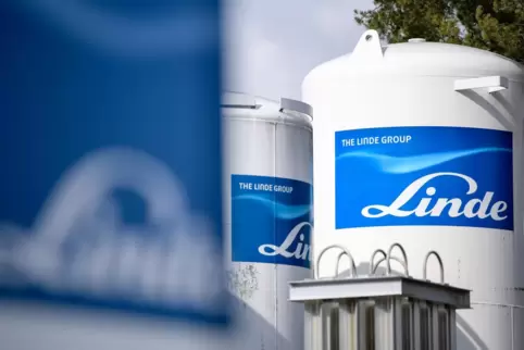  Das Logo des Industriegaskonzerns Linde ist auf Gasbehältern der Linde AG zu sehen.