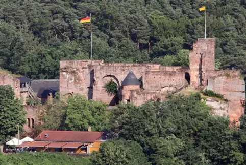 Auf Burg Nanstein präsentieren die Heimatfreunde „Das Wirtshaus im Specktal“. 