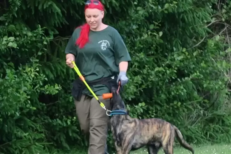 Ein aktuelles Foto: Annette Heil trainiert mit ihrem Hund auf dem Vereinsgel&auml;nde.
