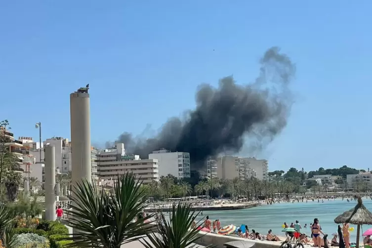Palma de Mallorca: Die Rauchwolke beim Brand im Restaurant „Why Not“ im Ballermann-Viertel. 