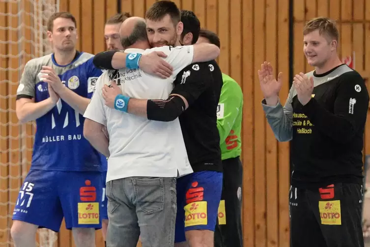 Ein Rückraumspieler ist weg: Thomas Müller (im weißen Shirt) verabschiedet sich von Elvijs Borodovskis, der nach Lettlang zurück