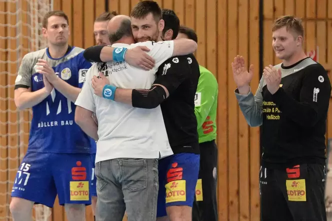 Ein Rückraumspieler ist weg: Thomas Müller (im weißen Shirt) verabschiedet sich von Elvijs Borodovskis, der nach Lettlang zurück Ein Rückraumspieler ist weg: Thomas Müller (im weißen Shirt) verabschiedet sich von Elvijs Borodovskis, der nach Lettlang zurück