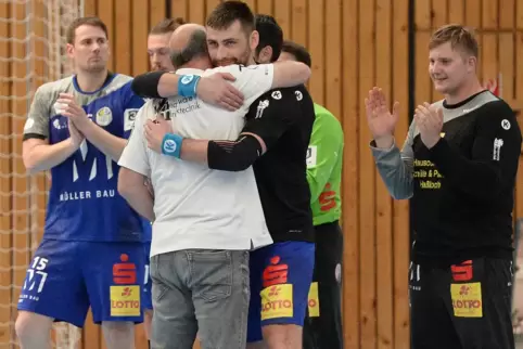 Ein Rückraumspieler ist weg: Thomas Müller (im weißen Shirt) verabschiedet sich von Elvijs Borodovskis, der nach Lettlang zurück