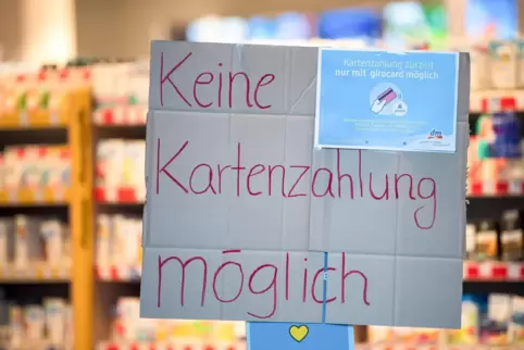 Die Sparkasse berichtet, dass 15 bis 20 Prozent mehr Bargeld an den Automaten abgehoben wird. 