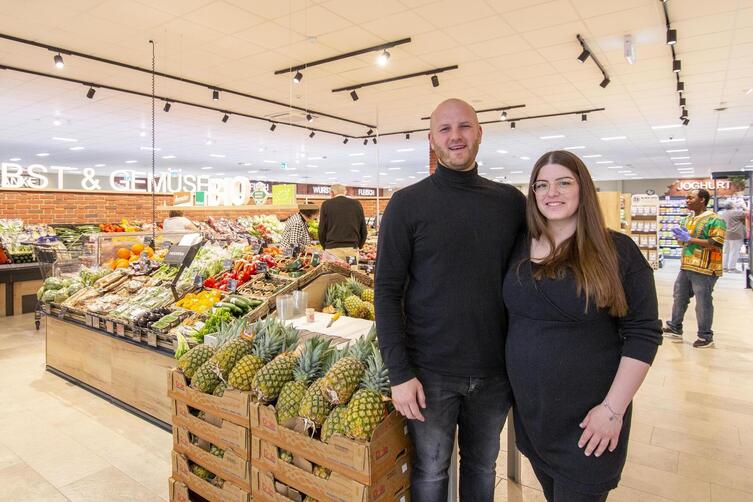 Marktleiter Jérôme Ipavec und Ehefrau Raffaela sind stolz auf ihren neuen Edeka-Markt.