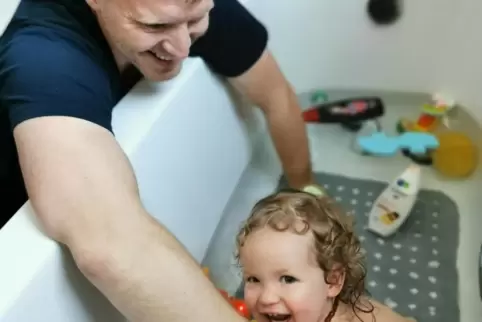 Der Fußballer und die kleine Wasserratte: Yannic Schindler badet seine kleine Tochter. Und beide haben dabei viel Spaß.