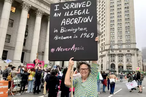 „Ich habe eine illegale Abtreibung in Birmingham, Alabama, im Jahr 1969 überlebt“, steht auf dem Schild, mit dem Angela Fremont 