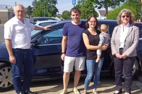 Dieter Netter, Familie Löcher und Ortsvorsteherin Rita Augustin-Funck freuen sich über das erste Leihauto in Maudach.
