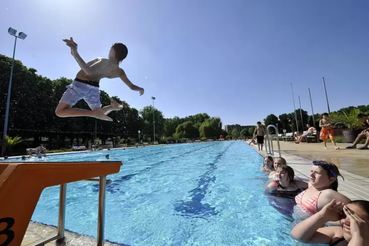 Ab ins Wasser: Auch im Frankenthaler Strandbad gibt&rsquo;s Badespa&szlig;.