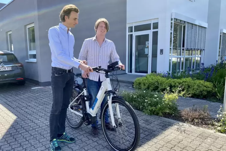 Johannes Rauch (links) und Hendrik Pasternack sind aufs E-Bike umgestiegen. Zum Rad gab es einiges dazu.