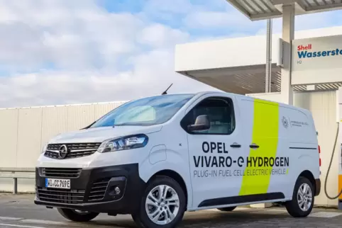 Transporter mit alternativem Antrieb: Der Opel Vivaro-e Hydrogen tankt Wasserstoff. 