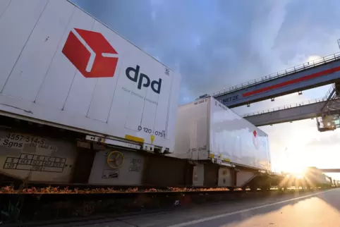 Nach der Deutschen Post DHL transportiert nun auch Konkurrent DPD einen Teil seiner Pakete auf der Schiene. Das Foto zeigt DPD-C