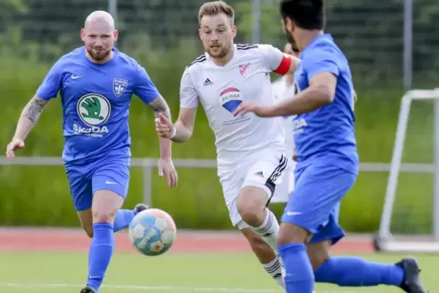 Daniel Fattler (links; TuS Göllheim) hat gegen Timo Mangold vom SV Otterberg das Nachsehen. Doch sein Team steht nach einigem Hi