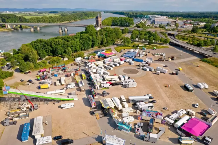 Der Pfingstmarkt wird aufgebaut – so sah es am Dienstagabend aus. 