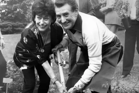 Fritz Walter und seine Frau Italia legten beim Rosenpflanzen in Zweibrücken gerne Hand an. 