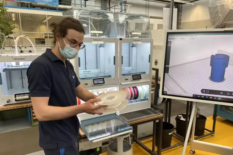 Kilian B&ouml;hler demonstriert die Arbeit am 3-D-Drucker.