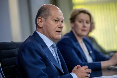 Bundeskanzler Olaf Scholz (SPD) nimmt Franziska Giffey (SPD), Regierende Bürgermeisterin von Berlin, an der Pressekonferenz nach