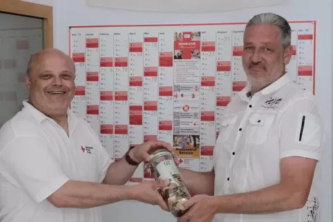 Michael Conzelmann (rechts) übergibt die Spendengelder von der Messe 2brücken an DRK-Kreisgeschäftsführer Hans Prager. 