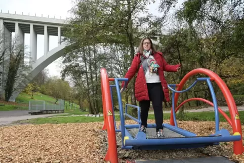 Inklusion findet nicht nur in Vereinen statt: Lotsin Linda Becker auf der Inklusionsschaukel in Pirmasens. 