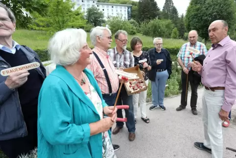 Die Kräuter haben neue Schilder aus Ton. 