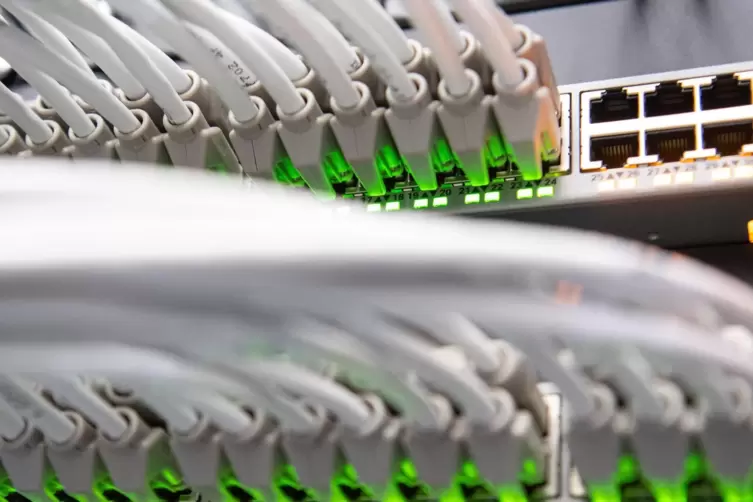 Netzwerkkabel in einem Rechenzentrum in Bayern. Die Digitalisierung kostet viel Strom. 