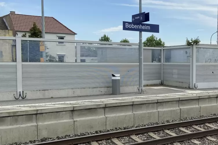 Am Bobenheimer Bahnhof ist es vergleichsweise leer. Daf&uuml;r kommt der Zug p&uuml;nktlich. 
