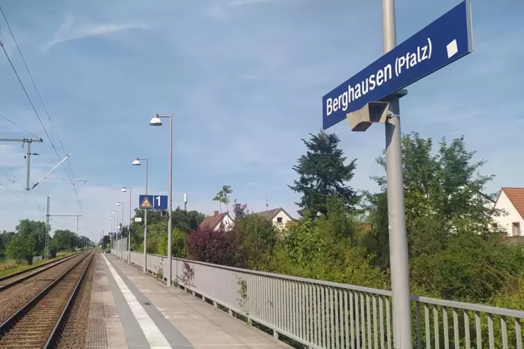 In Berghausen droht die Durchsage mit 20 Minuten Versp&auml;tung, dann kommt der Zug aber doch. 