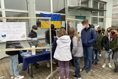 Auch sonst engagiert: Kuchenverkauf der Ukraine-Spendenaktion der Carl-Benz-Gesamtschule.