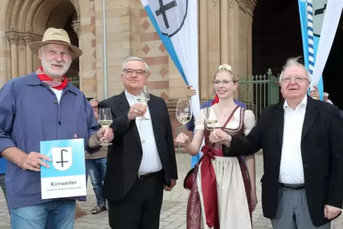 Wein aus Kirrweiler in Speyer übergeben (von links): Rolf Metzger, Karl-Heinz Wiesemann, Marlen I. und Otto Georgens.