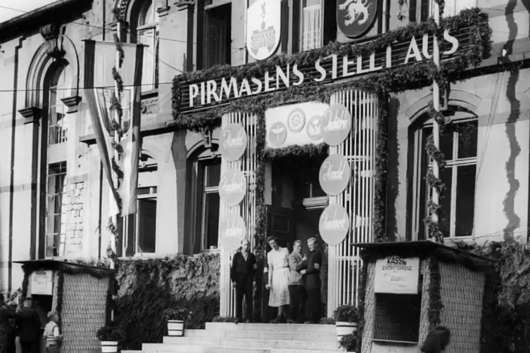 Eingang der Turnhalle zur ersten Messe „Pirmasens stellt aus“ im Jahr 1949. 