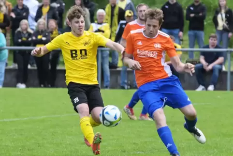 Heinrich Eckhardt (rechts) von der SG Finkenbach/Mannweiler/Stahlberg kämpft mit seinem Team noch darum, bestes Bezirksliga-Team