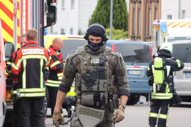 Polizisten in Saarbrücken am Freitagnachmittag. 