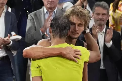Berührendes Ende der Partie: Rafael Nadal (vorn) tröstet Alexander Zverev. 