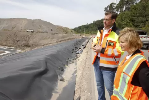 Deponie auf der Deponie: ZAK-Chef Jan Deubig mit Klimaschutzministerin Katrin Eder im Kapiteltal. 