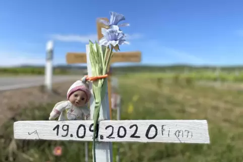 Kreuze erinnern an der Unfallstelle an jenen verhängnisvollen Tag im September 2020, an dem drei Menschen ihr Leben ließen. 