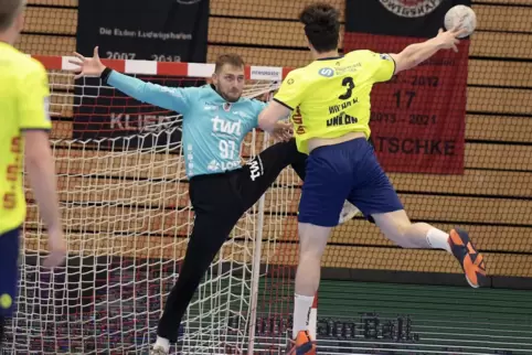 Machte gegen Rostock ein gutes Spiel: Eulen Torwart Ziga Urbic, hier gegen Christian Wilhelm.