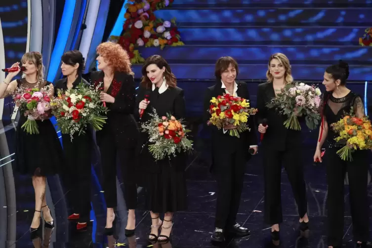 Blumen für die glorreichen Sieben: (von links) Alessandra Amoroso, Giorgia, Fiorella Mannoia, Laura Pausini, Gianna Nannini, Emm