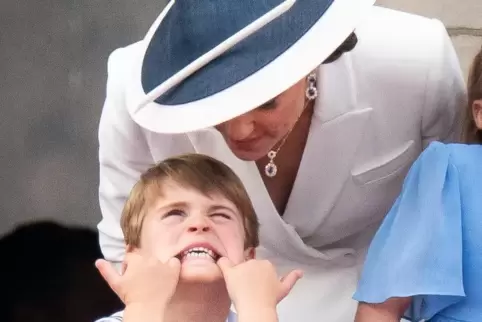 Prinz Louis mit seiner Mutter auf dem Balkon des Buckingham Palastes. 