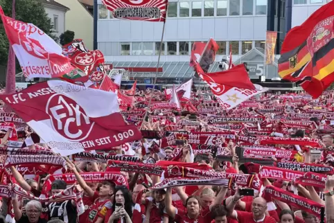 In Aufstiegslaune: Viele Fans des 1. FC Kaiserslautern sind immer noch aus dem Häuschen ob des Wiederaufstiegs der Roten Teufel 