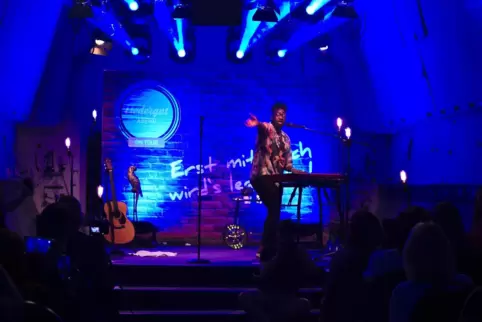 Mal an der Gitarre, mal am Keyboard Sänger Kelvin Jones („Call You Home“) beim Liedergutabend des Radio-Senders RPR1. im Technik