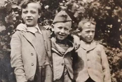 Das Foto von 1945 zeigt Karl-Heinz Stauter in der Mitte als Achtjährigen, links steht Georg Keller, rechts Josef Keller.