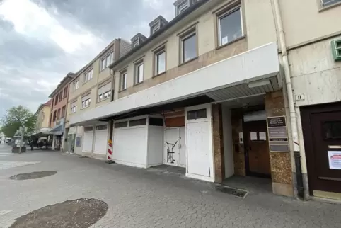 Aus Sicht der CDU-Fraktion ein „Schandfleck“: das Gebäude am Nordenende des Rathausplatzes. Die Umbauarbeiten dort sind seit Län Aus Sicht der CDU-Fraktion ein „Schandfleck“: das Gebäude am Nordenende des Rathausplatzes. Die Umbauarbeiten dort sind seit Län