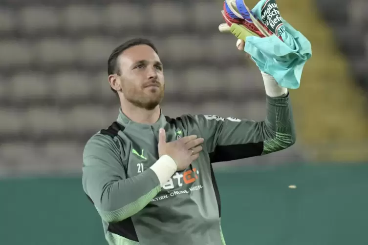 Hand aufs Herz: Tobias Sippel gr&uuml;&szlig;t beim Gladbacher Pokalspiel in Kaiserslautern Anfang August 2021 die Fans auf der Westtrib&uuml;ne