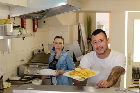 Bereiten seit Mitte Mai Backfisch im etwa 50 Quadratmeter großen Lokal zu: Marcelo Feix (rechts) und links Mutter Jennifer Feix.