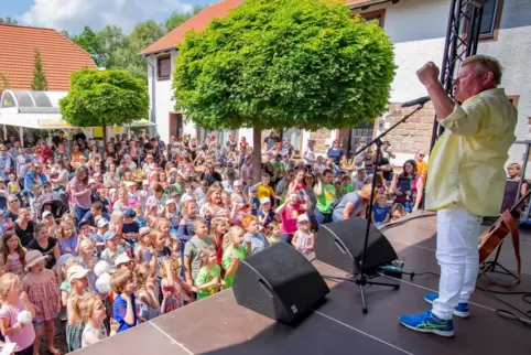 Volker Rosin lockt über 800 Kinder und Erwachsene auf den Ernstweilerhof. 